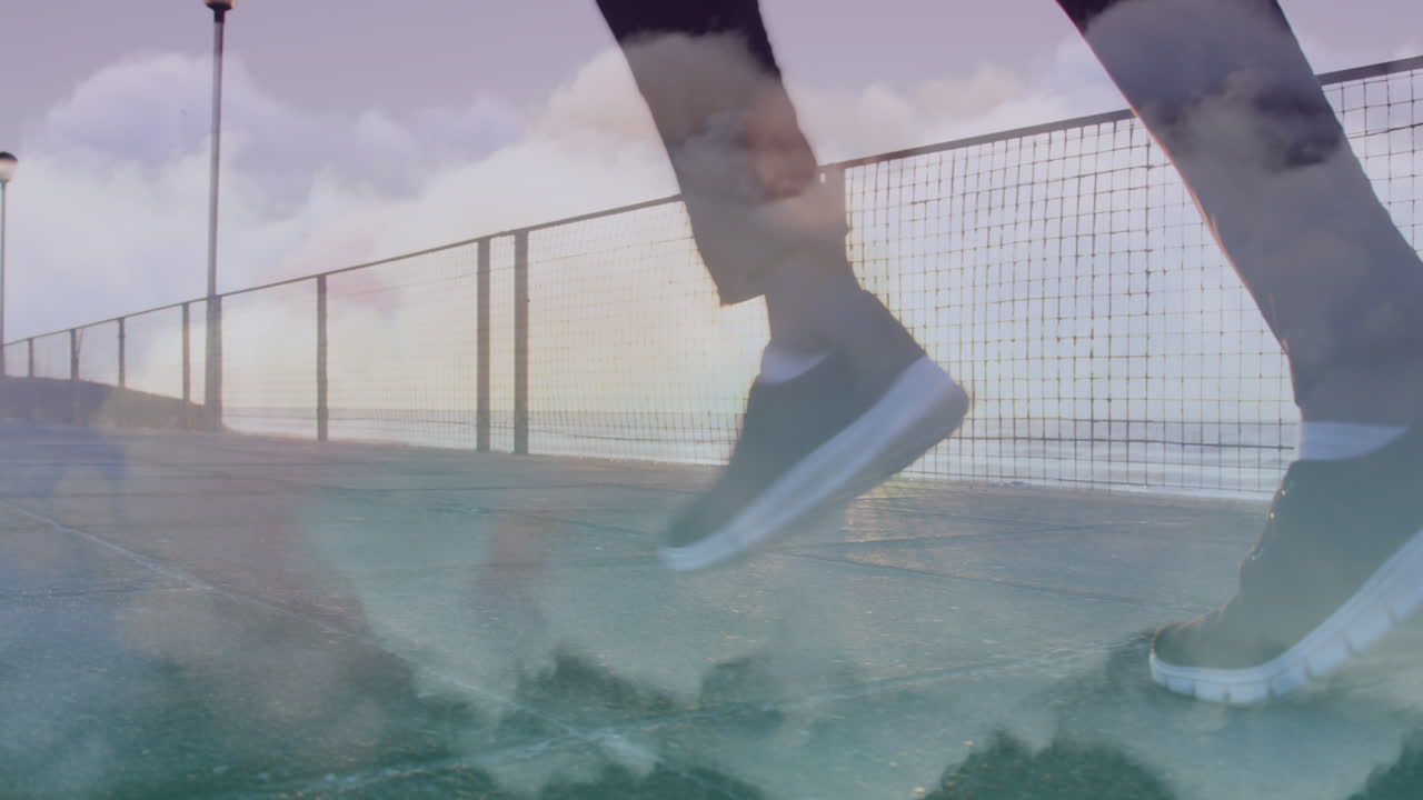 해변에서 달리는 아프리카계 미국인 남자 위의 구름의 애니메이션