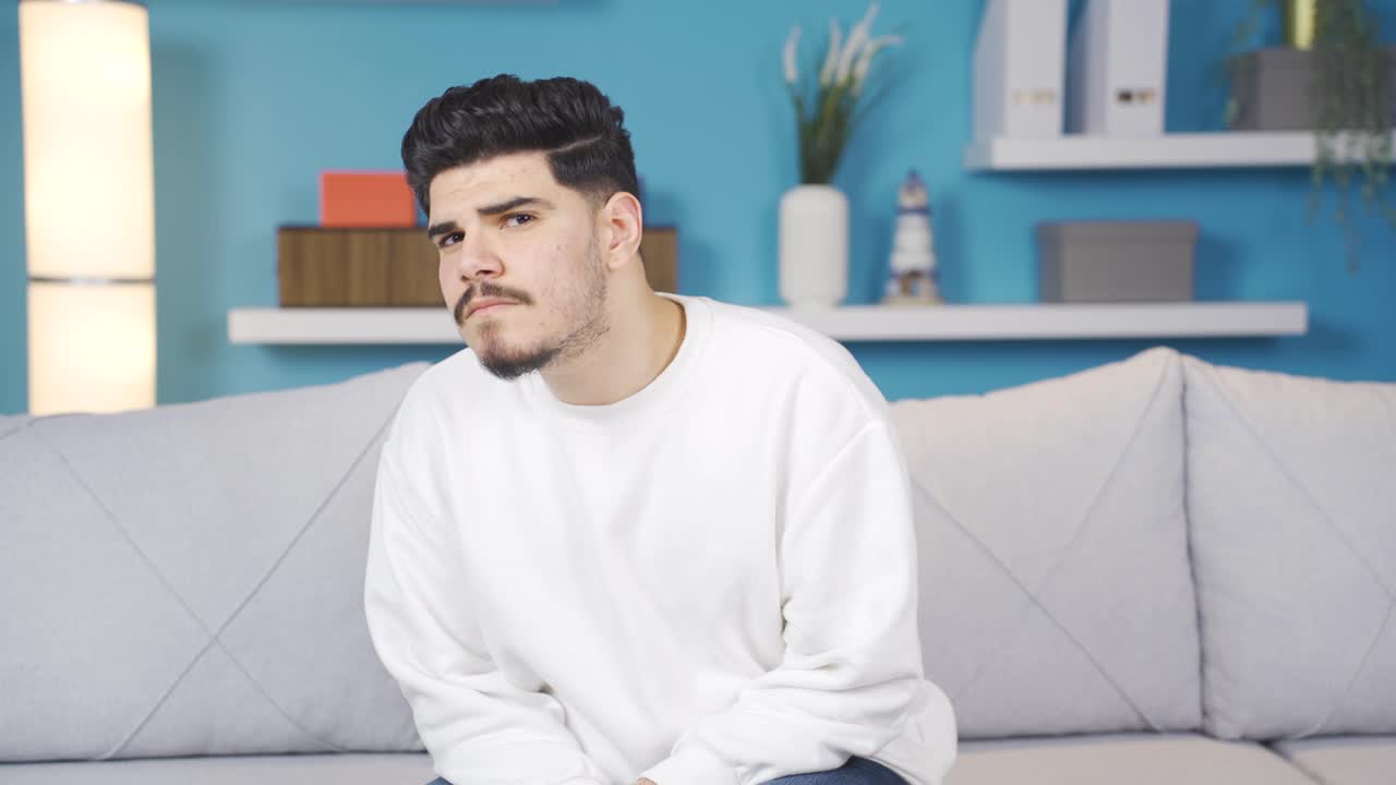 호기심 많은 젊은이.