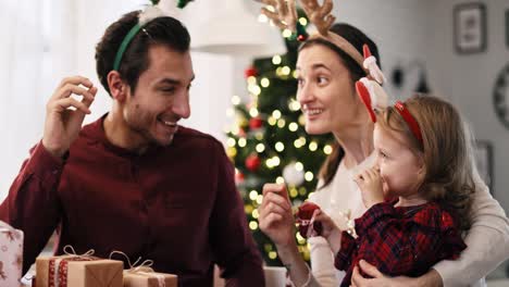 programas de video portátiles de la familia celebrando la navidad juntos