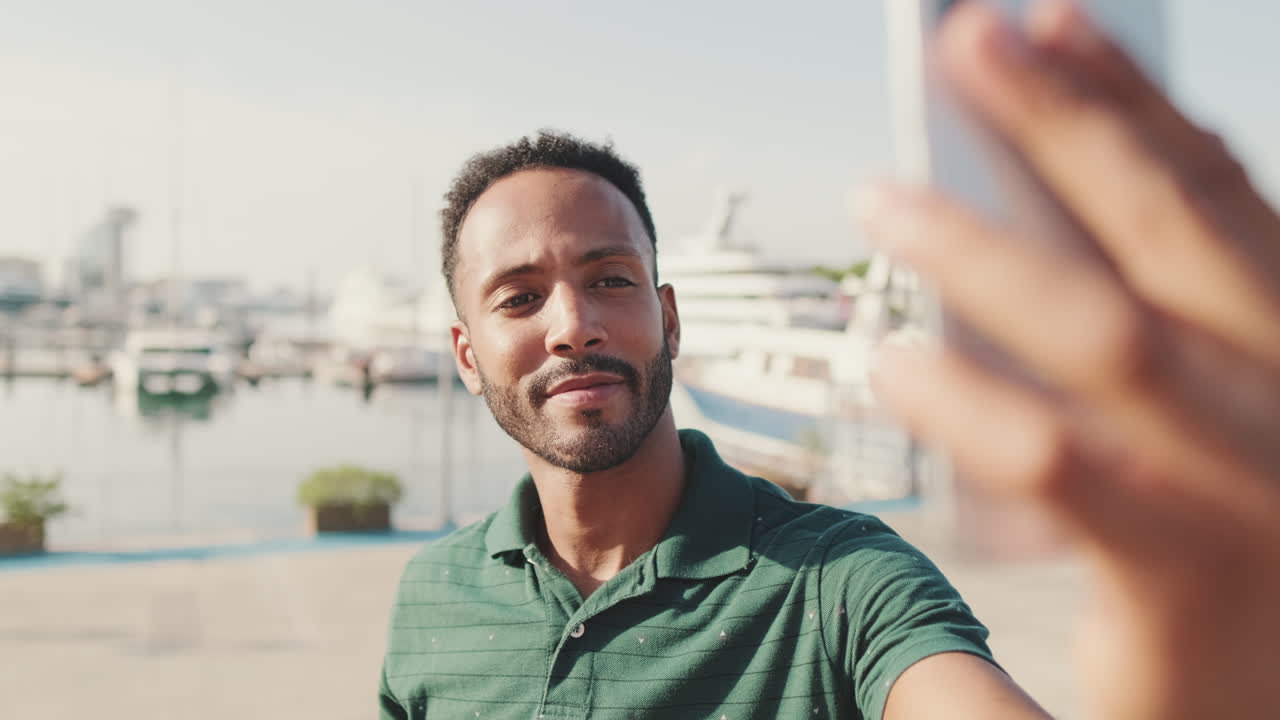 Uomo che si scatta un selfie al porto turistico