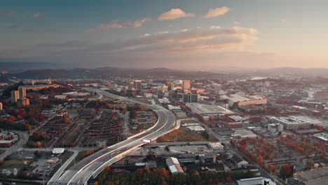 Timelapse-Aéreo-De-Drones-De-La-Autopista-27-En-El-Centro-De-Chattanooga,-Tn-Durante-El-Amanecer