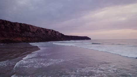 el atardecer del acantilado costero