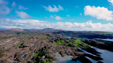 una espectacular toma de un dron en 4k de la península de mixen head por encima del puente kealfadda en el oeste de cork, irlanda.