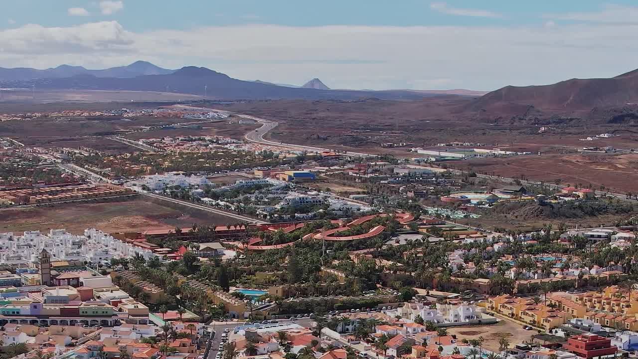 Vista del paesaggio delle Isole Canarie che mostra città e montagne in Spagna