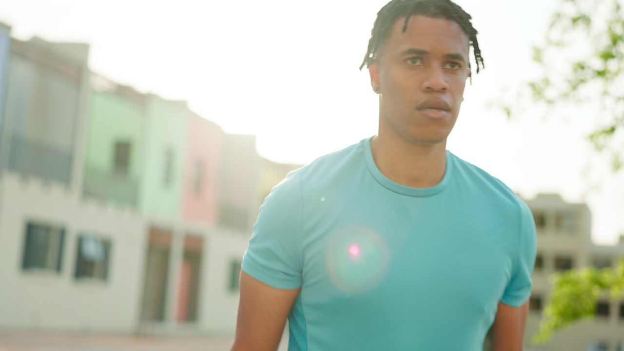 fitness, pesas y hombre haciendo ejercicio de lanzamiento