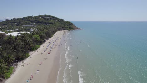 Paisaje-Marino-Turquesa-De-La-Playa-De-Cuatro-Millas-En-Port-Douglas,-Australia---Toma-Aérea