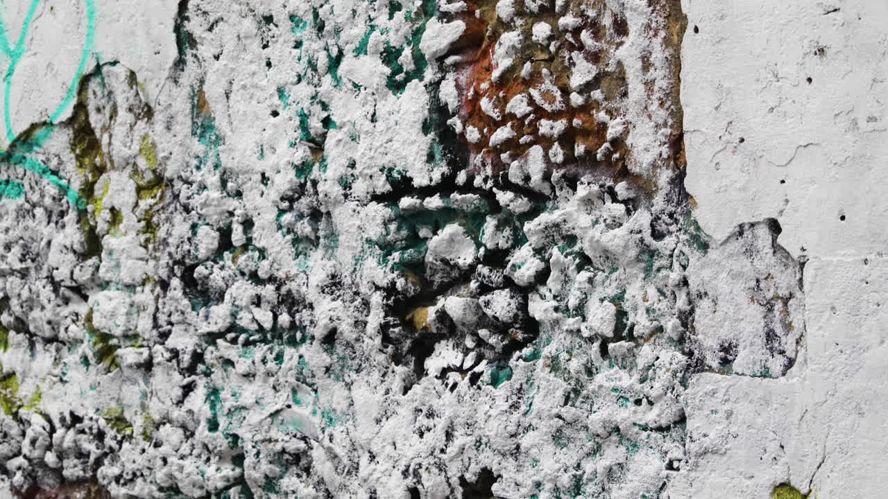 포르토 거리에 낙서가 있는 콘크리트 벽의 거친 질감