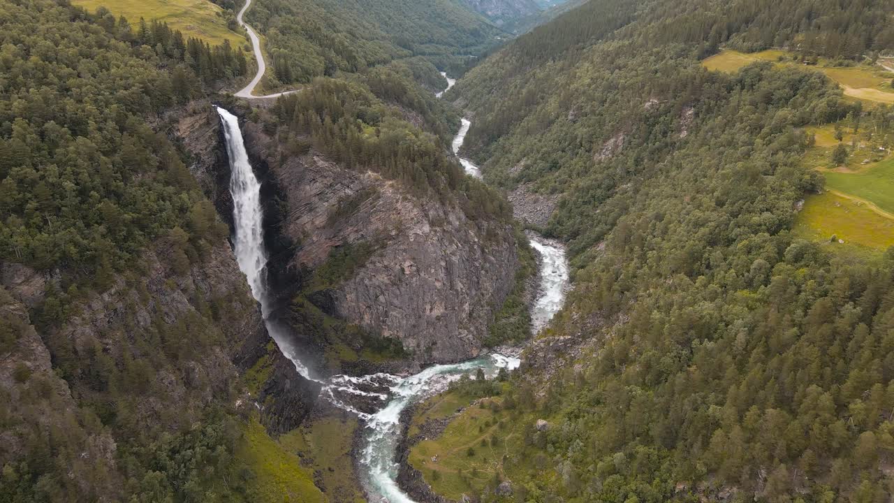 altas cascadas en las montañas noruegas rodeadas de picos nublados y bosques de pinos verdes, noruega
