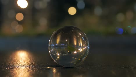 esfera de vidrio en la carretera en la ciudad nocturna