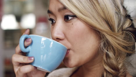 Hermosa-Joven-Tomando-Café-En-La-Cafetería