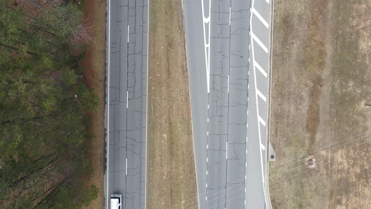 vehículos en una carretera de 4 carriles