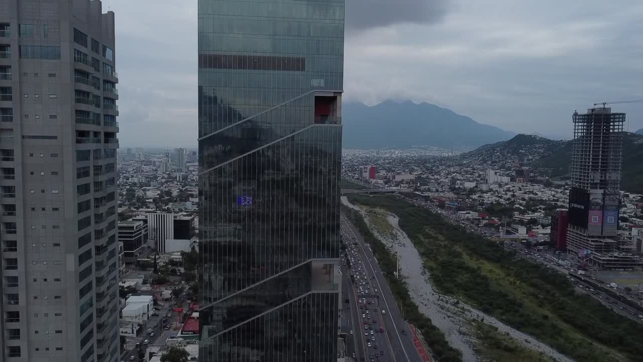 gran edificio sobre una gran avenida con muchos autos circulando