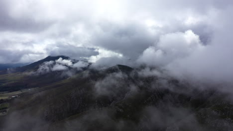 Toma-Aérea-Irreal-De-Nubes-Sobre-Una-Montaña-En-Sudáfrica