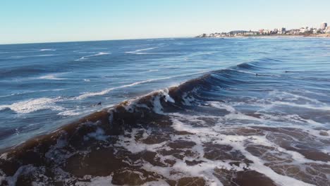 Drone-Paisaje-Aéreo-Vista-Escénica-De-Surfista-Montando-Oleaje-Ola-Barril-Surf-Deportes-Extremos-Surf-Costa-Central-Turismo-Nsw-Australia-4k