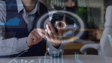 animación del procesamiento de datos y el escaneo de alcance sobre el hombre caucásico usando un teléfono inteligente