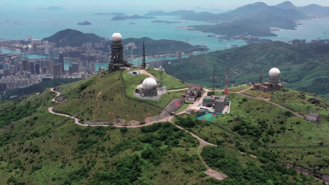 vista aérea de la salida del sol en la montaña más alta tai mo shan en hong kong con un colorido mar azul y altos rascacielos en el fondo
