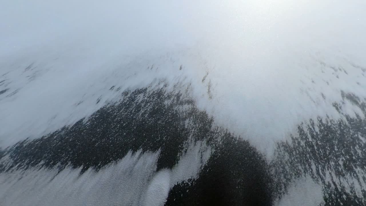 晴れた冬の日に凍った川の氷