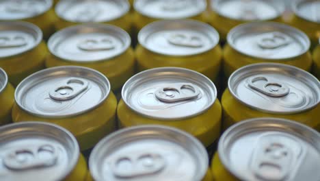 cerca de una pila de latas de aluminio amarillas