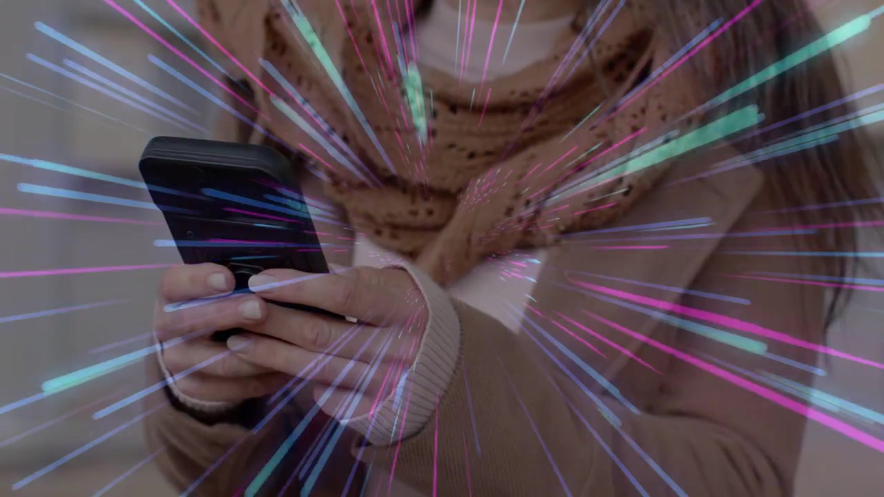 Donna che tiene in mano un telefono, tocca e regola, avviando strisce radiali al neon intorno alle mani per una demo tecnologica