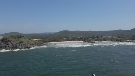 Drone-Volando-Sobre-El-Mar-De-Coral-Hacia-La-Playa-De-Cabarita-En-Nueva-Gales-Del-Sur,-Australia