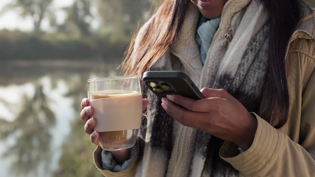 스마트폰, 손과 커피