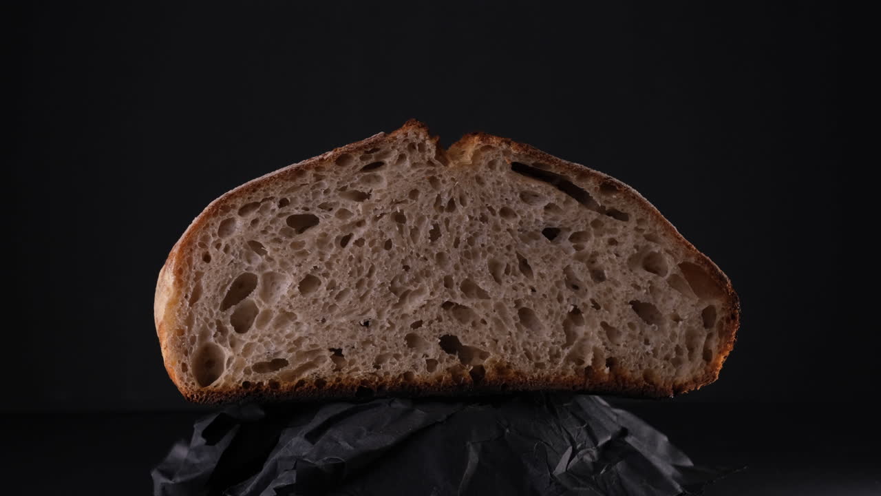 свежеиспеченная половина нарезанного заквасочного хлеба крутится