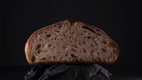 pan de masa madre recién horneado medio cortado girando