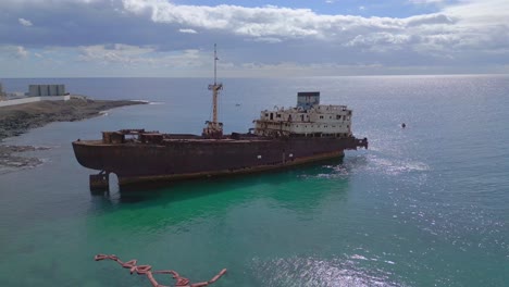 Atemberaubender-Luftbildflug-Rohöltanker-Verschmutzung-Fabrik-Schiffswrack-Am-Strand-Sandbank-Lanzarote-Kanarische-Inseln,-Sonniger-Tag-Spanien-2023