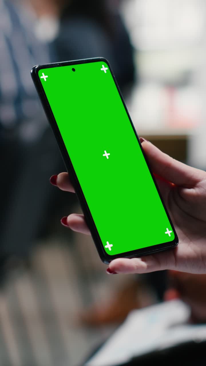 Video verticale Schermo verde verticale tenuto da un partecipante a un forum aziendale professionale