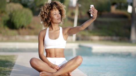 Mujer-Tomando-Selfie-Cerca-De-La-Piscina