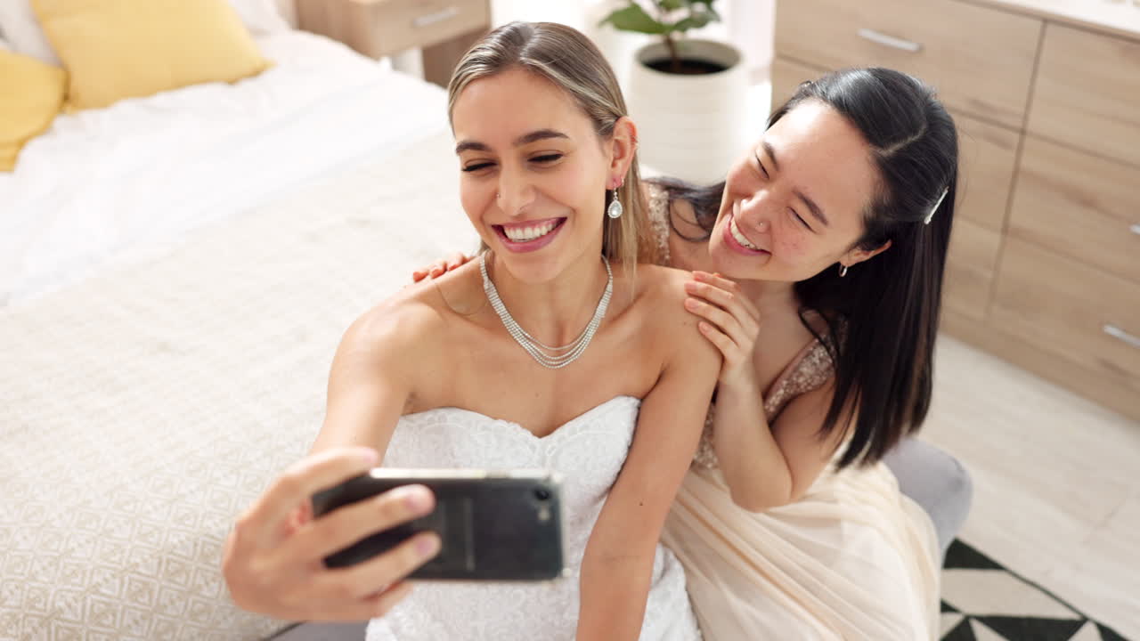 novia, dama de honor y selfie con el teléfono