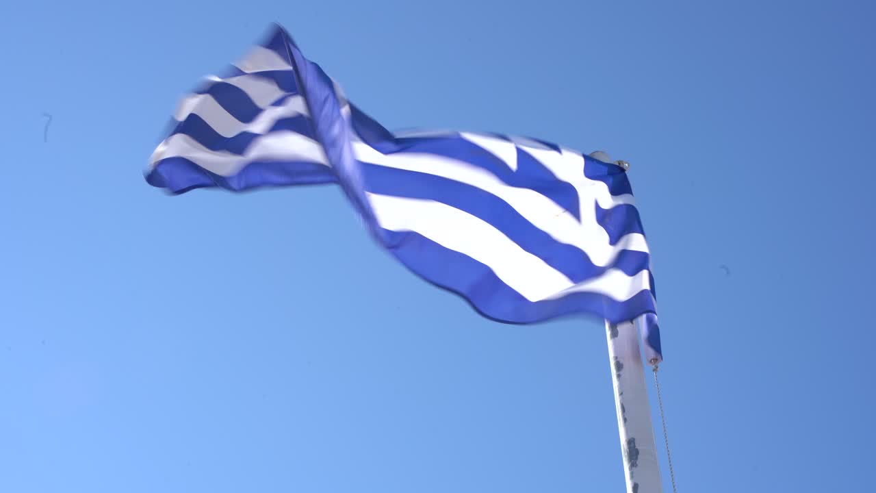 Eine griechische Flagge weht im Hafen von Skiathos