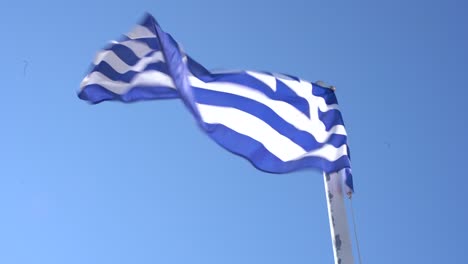 Una-Bandera-Griega-Ondeando-En-El-Puerto-De-Skiathos