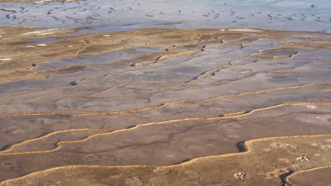 Terrazas-De-Piedra-Caliza-Y-Agua-De-Manantial-Hidrotermal-Caliente,-De-Cerca