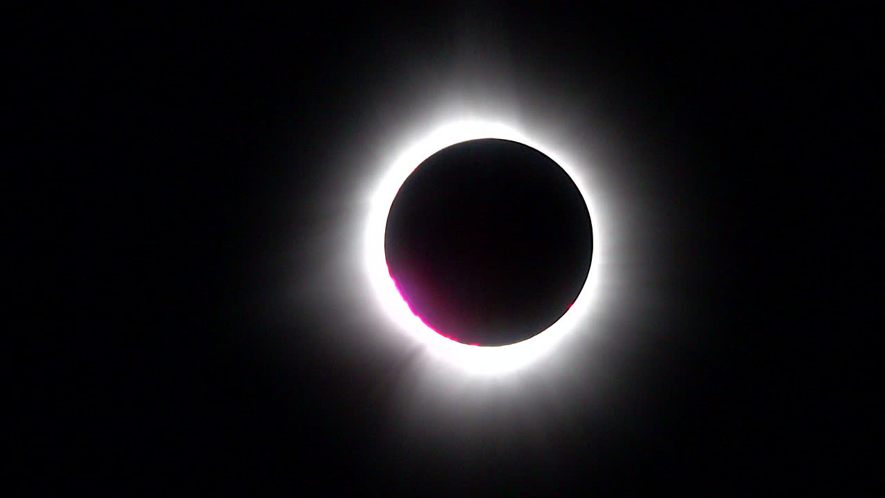 eclipse solar total con cromosfera rosada, prominencias, cuentas de bailey y efecto de anillo de diamante visibles