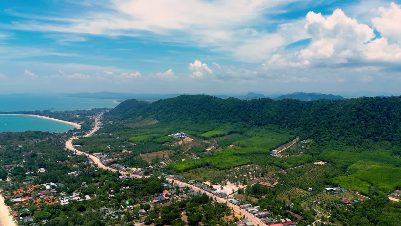 fotografía de drone de naturaleza cinematográfica en 4k de una vista aérea panorámica de las hermosas playas y montañas de la isla de koh lanta en krabi, sur de tailandia, en un día soleado.