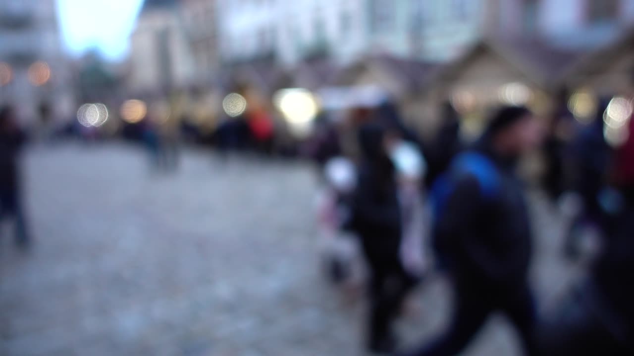 Mercatino di Natale nella piazza della città. Sfuocato