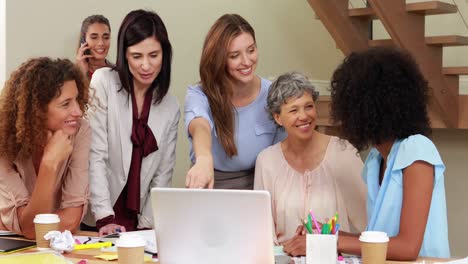 mujeres sonrientes trabajando juntas