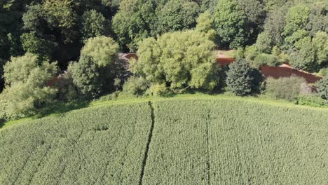 la presa de hormigón en el río stockport cerca del campo agrícola permite el riego