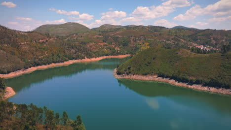 valle del río zezere en el centro de portugal largo disparo de dron