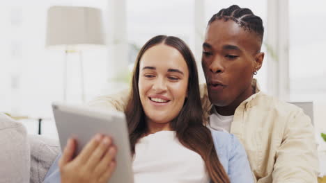 tableta, sonrisa y pareja relajarse en la sala de estar de casa