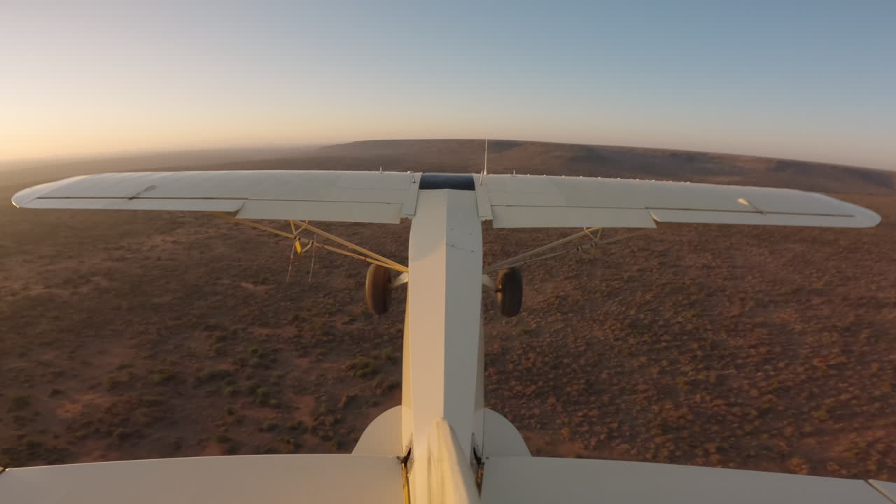 Aereo leggero verso le colline all'alba