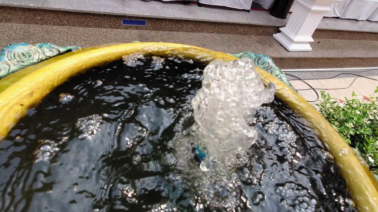 방콕의 전통 정원 분수