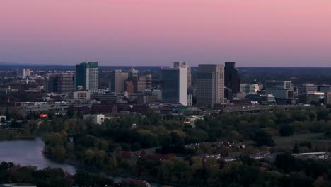 Vergrößerte-Drohnenaufnahme,-Die-Den-Verkehr-In-Sacramento-An-Einem-Herbsttag-Bei-Sonnenuntergang-Zeigt