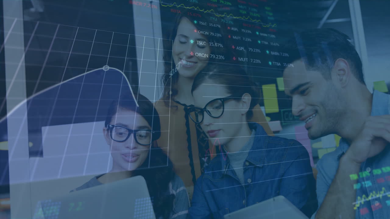 animación del procesamiento de datos financieros sobre diversas personas de negocios en la oficina