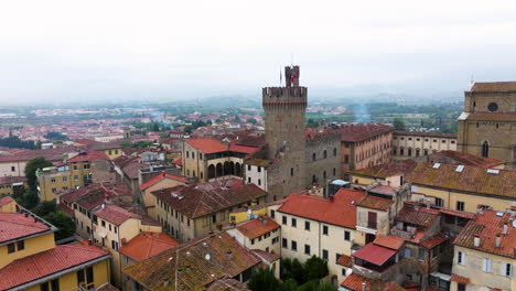 Vista-Aérea-Del-Centro-Histórico-De-La-Ciudad-De-Arezzo-En-Toscana,-Italia---Disparo-De-Drones