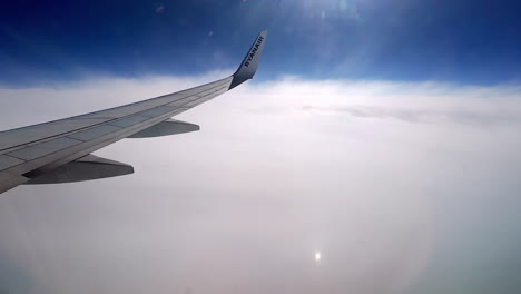 vista aérea: ala de la aeronave por encima de nubes densas