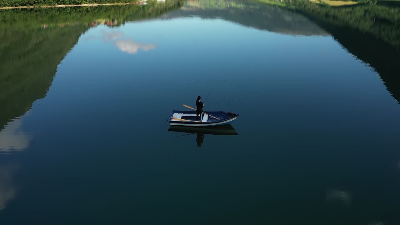 Donna in barca pesca a spinning in Norvegia. Pesca in Norvegia, mini pianeta
