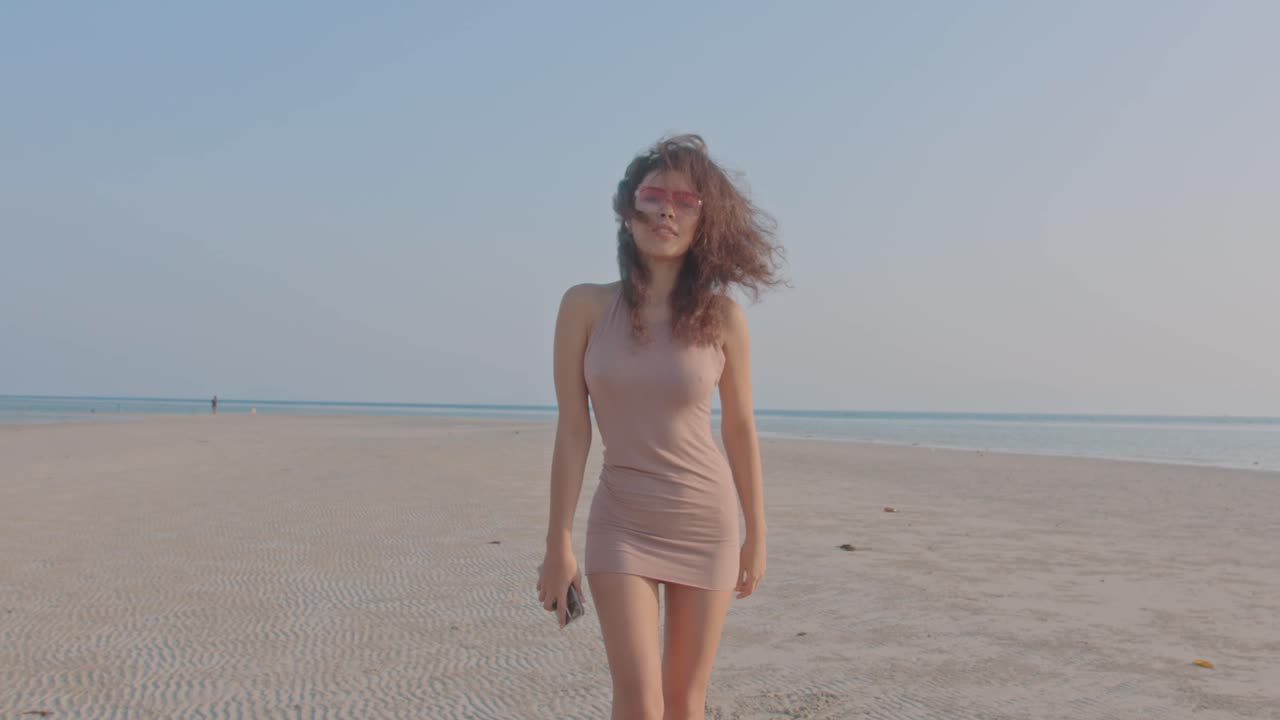 Donna in minidress su una spiaggia