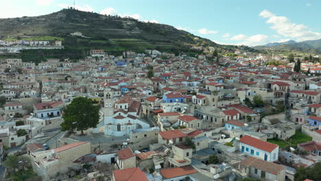 Lefkara,-Ein-Traditionelles-Dorf-Auf-Zypern,-Eingebettet-In-Die-Hügellandschaft